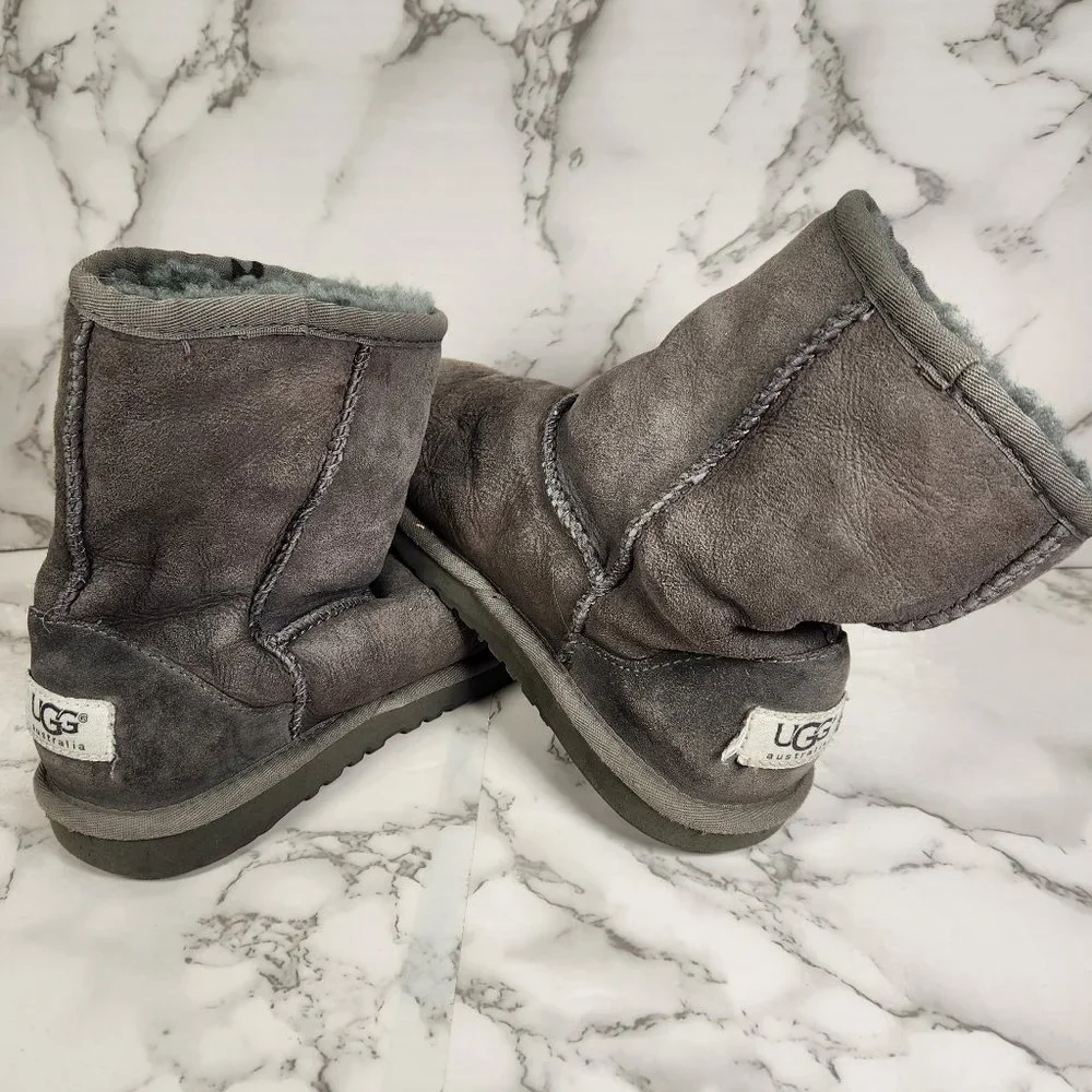 UGG AUSTRALIA Unisex Youth 2 Classic Short 5251 Gray Suede Sheepskin Boots